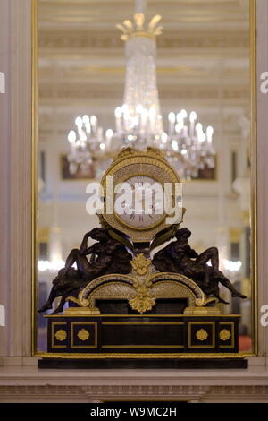 Uhr im Großen Palast, Peterhof, Petrodvorets, Sankt Petersburg, Russland Stockfoto