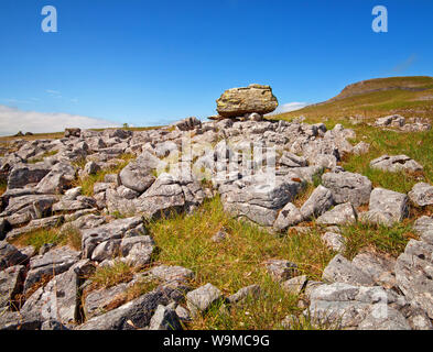 Ein Muster von verstreut Felsen Findlinge Norber Stockfoto