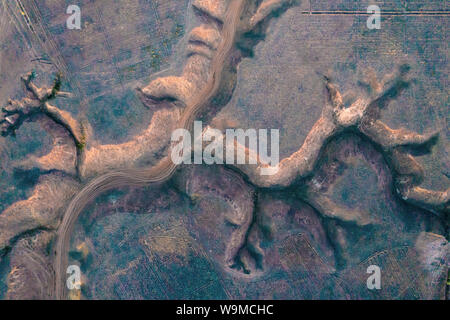 Bodenerosion in der Steppe Zone des Kaspischen Tiefland. Luftaufnahme. Stockfoto
