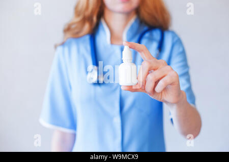 Arzt holding Spray oder Nasentropfen für die Behandlung von eine laufende Nase. Stockfoto