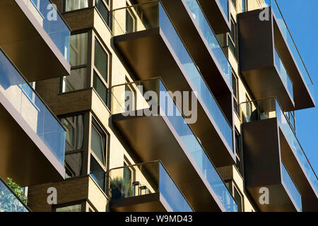 Fassade mit verglasten Balkon. Wembley Park Gate, London, Vereinigtes Königreich. Architekt: CZWG Architekten LLP, 2019. Stockfoto