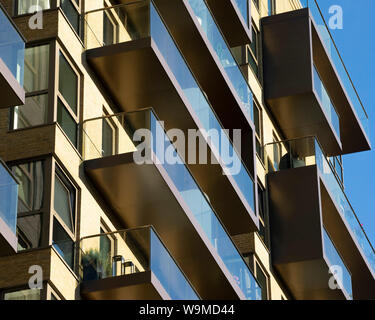 Fassade mit verglasten Balkon. Wembley Park Gate, London, Vereinigtes Königreich. Architekt: CZWG Architekten LLP, 2019. Stockfoto