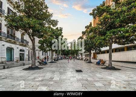 Am späten Nachmittag dreht sich in der Dämmerung auf der Piazza della Vittoria, wie Familien, die Sie für den Abend Passeggiata in Brindisi, Italien, Teil der Region Apulien Stockfoto