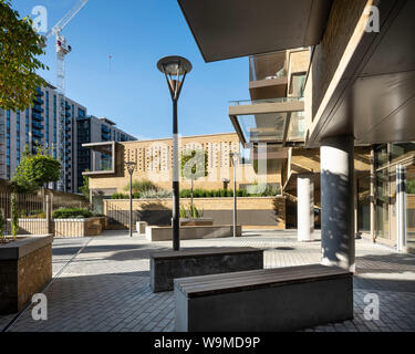 Landschaftlich gestalteten Innenhof. Wembley Park Gate, London, Vereinigtes Königreich. Architekt: CZWG Architekten LLP, 2019. Stockfoto