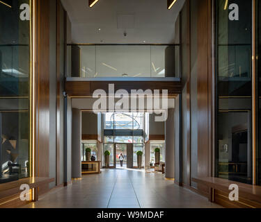 Doppelklicken höhe Eingangsbereich. Wembley Park Gate, London, Vereinigtes Königreich. Architekt: CZWG Architekten LLP, 2019. Stockfoto