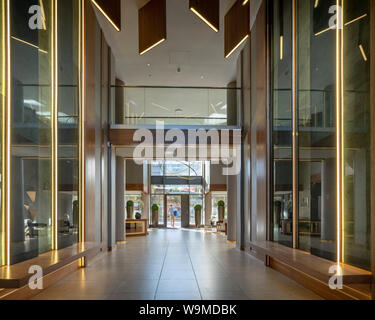 Blick durch Doppelklicken höhe Eingangsbereich. Wembley Park Gate, London, Vereinigtes Königreich. Architekt: CZWG Architekten LLP, 2019. Stockfoto