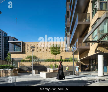 Landschaftlich gestalteten Innenhof. Wembley Park Gate, London, Vereinigtes Königreich. Architekt: CZWG Architekten LLP, 2019. Stockfoto