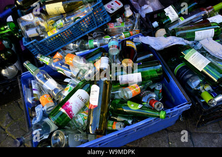 Eine Auswahl von leer Wein und Bier Flaschen dargestellt, die für das Recycling in Brighton, East Sussex, UK. Stockfoto