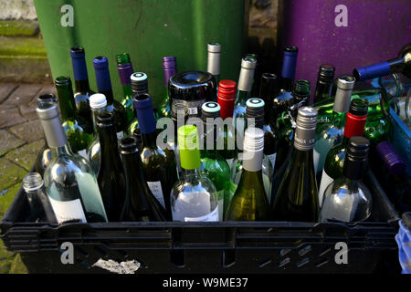 Eine Auswahl von leer Wein und Bier Flaschen dargestellt, die für das Recycling in Brighton, East Sussex, UK. Stockfoto