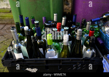 Eine Auswahl von leer Wein und Bier Flaschen dargestellt, die für das Recycling in Brighton, East Sussex, UK. Stockfoto