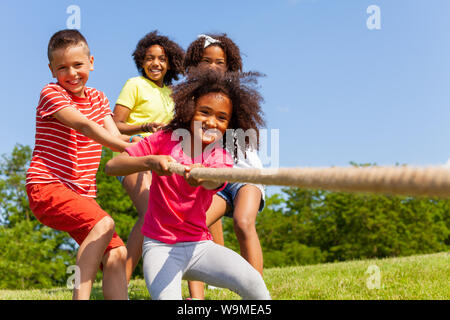 Mädchen mit Gruppe portrait starkes Seil im Spiel ziehen Stockfoto