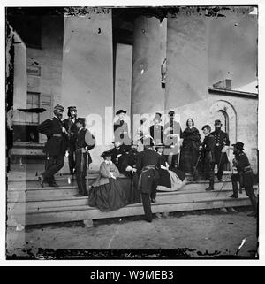 Arlington, Virginia (Nähe). Gen. Samuel S. Heintzelman und Personal an der Arlington House. (Mathew B. Brady, der Fotograf ist in einem top hat gezeigt) Stockfoto