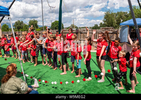 Kinder durchführen; Salida Circus Sommer Camp finale; Salida, Colorado, USA Stockfoto