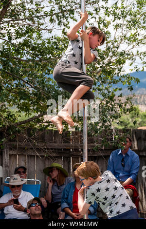 Kind durchführen Pol handeln; Salida Circus Sommer Camp finale; Salida, Colorado, USA Stockfoto