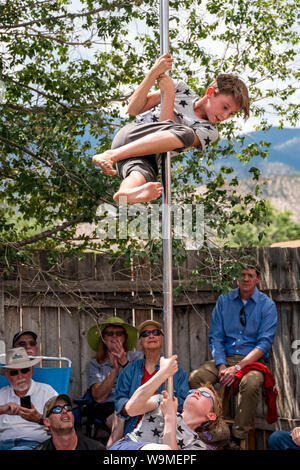 Kind durchführen Pol handeln; Salida Circus Sommer Camp finale; Salida, Colorado, USA Stockfoto