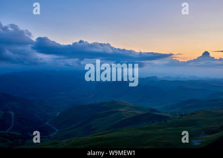 Wolken und Nebel über dem Abend Berg Tal. Nordkaukasus Russland Stockfoto