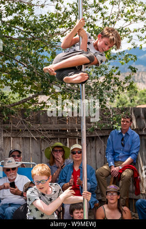 Kind durchführen Pol handeln; Salida Circus Sommer Camp finale; Salida, Colorado, USA Stockfoto