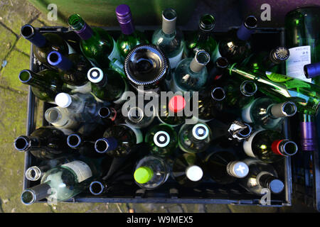 Eine Auswahl von leer Wein und Bier Flaschen dargestellt, die für das Recycling in Brighton, East Sussex, UK. Stockfoto