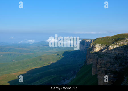 Felsigen Klippen im Nebel und grüne Tal. Nordkaukasus Russland Stockfoto