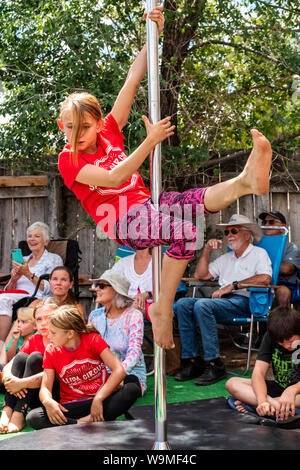 Kind durchführen Pol handeln; Salida Circus Sommer Camp finale; Salida, Colorado, USA Stockfoto