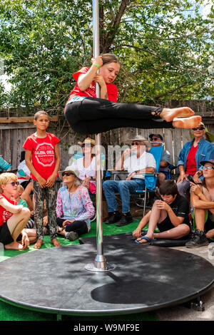 Kind durchführen Pol handeln; Salida Circus Sommer Camp finale; Salida, Colorado, USA Stockfoto