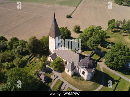 Luftaufnahme des ländlichen mittelalterlichen Ytterselo Kirche. Stockfoto