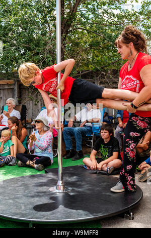 Kind durchführen Pol handeln; Salida Circus Sommer Camp finale; Salida, Colorado, USA Stockfoto