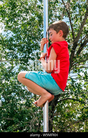 Kind durchführen Pol handeln; Salida Circus Sommer Camp finale; Salida, Colorado, USA Stockfoto