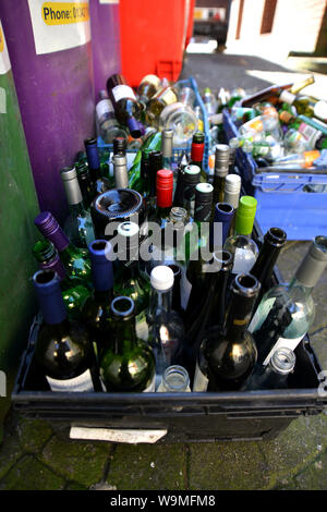 Eine Auswahl von leer Wein und Bier Flaschen dargestellt, die für das Recycling in Brighton, East Sussex, UK. Stockfoto