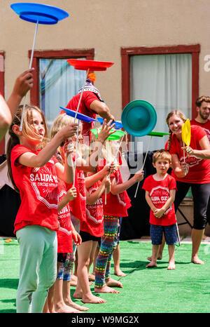 Kinder mit Spinning Gerichte; Salida Circus Sommer Camp finale; Salida, Colorado, USA Stockfoto