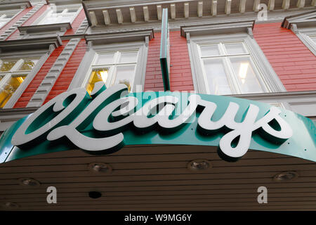 Karlstad, Schweden - August 7, 2019: Das Schild über dem Eingang zum O'Learys Pub und Restaurant im Tingvallagatan Straße. Stockfoto