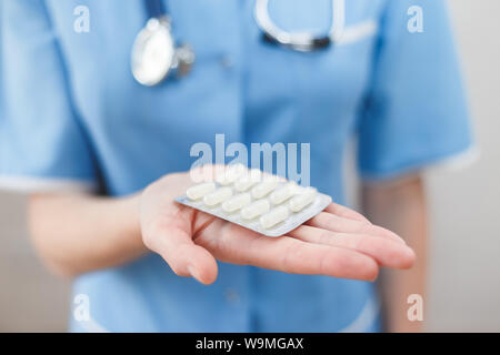 Arzt hält eine Blase mit einem Antibiotikum. Stockfoto