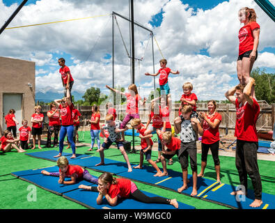 Kinder durchführen; Salida Circus Sommer Camp finale; Salida, Colorado, USA Stockfoto