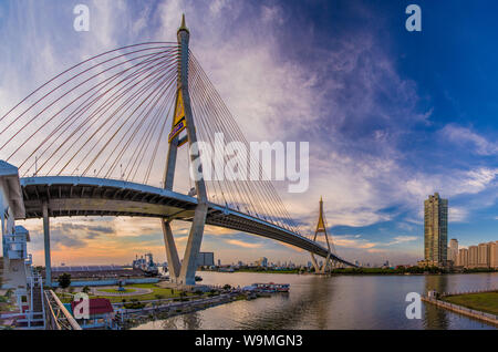 Bhumibol Brücke Blick bei Sonnenuntergang in Bangkok, Thailand Stockfoto