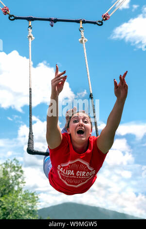 Junge Frau auf Trapez; Salida Circus Sommer Camp finale; Salida, Colorado, USA Stockfoto