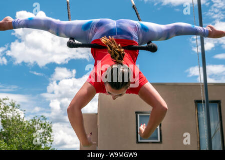 Junge Frau auf Trapez; Salida Circus Sommer Camp finale; Salida, Colorado, USA Stockfoto