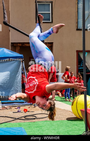 Junge Frau auf Trapez; Salida Circus Sommer Camp finale; Salida, Colorado, USA Stockfoto