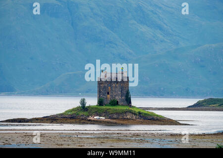 Castle Stalker dargestellt bei Ebbe, der mittelalterliche Turm Haus liegt auf einer kleinen Insel an der Mündung des Loch Laich, Argyll, Schottland gebaut. Stockfoto