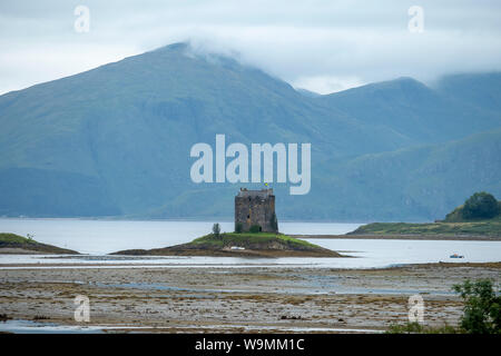 Castle Stalker dargestellt bei Ebbe, der mittelalterliche Turm Haus liegt auf einer kleinen Insel an der Mündung des Loch Laich, Argyll, Schottland gebaut. Stockfoto