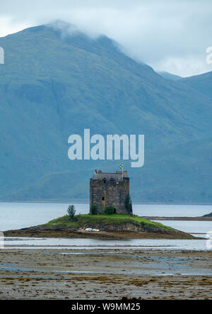 Castle Stalker dargestellt bei Ebbe, der mittelalterliche Turm Haus liegt auf einer kleinen Insel an der Mündung des Loch Laich, Argyll, Schottland gebaut. Stockfoto