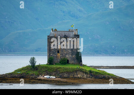 Castle Stalker dargestellt bei Ebbe, der mittelalterliche Turm Haus liegt auf einer kleinen Insel an der Mündung des Loch Laich, Argyll, Schottland gebaut. Stockfoto