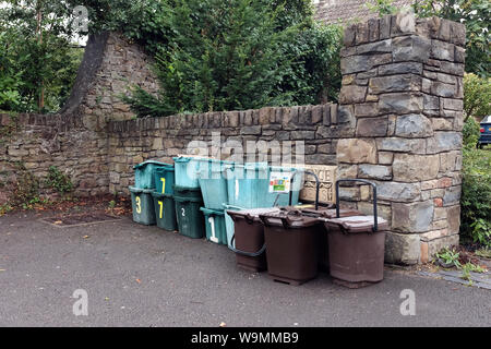 August 2019 - viele Abfälle recycling Mülltonnen und Container aus einem Wohngebiet Apartment Mehrfamilienhaus in Portishead, North Somerset, VEREINIGTES KÖNIGREICH Stockfoto