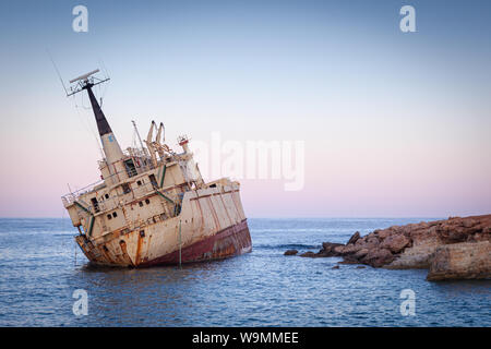 Rostige Schiff Edro III in der Nähe von Ayia Thekla, Paphos, Zypern bei Sonnenaufgang verlassen Stockfoto