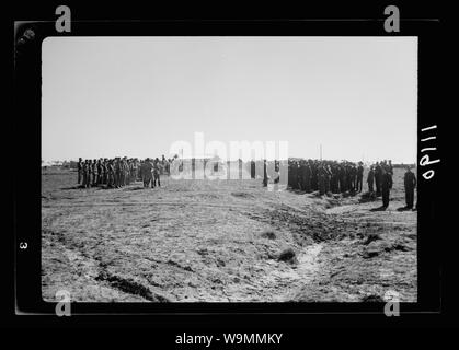 Ankunft in Palästina von Herrn Antony [d. h., Anthony] Eden. Herr Eden, die in offenen Wagen zwischen den Linien der Truppen Stockfoto