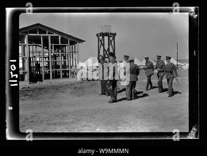 Ankunft in Palästina von Herrn Antony [d. h., Anthony] Eden. Herr Eden & Offiziere zu Fuß durch australische Camp S. in Palästina Stockfoto