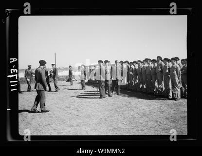 Ankunft in Palästina von Herrn Antony [d. h., Anthony] Eden. Herr Eden Inspektion Gruppe von Soldaten und Offiziere N.S.W. Stockfoto