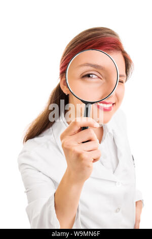 Lassen Sie mich einen Blick auf sie. Nahaufnahme von einem schönen lächelnden jungen Arzt, obwohl eine Lupe, auf weißem Hintergrund. Stockfoto