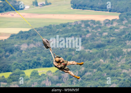 Soldat Sprung aus einem Chinook bei 2019 Leapfest, einer internationalen statische Linie Fallschirm Training und Wettbewerb, bewirtet durch RI Natl. Guard. Stockfoto