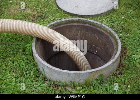 Septischen Tank: die Beseitigung von Klärschlamm und Reinigung eines häuslichen Klärgruben im Garten der ländlichen französischen Eigentum. Stockfoto