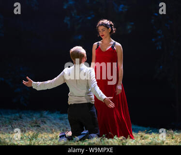 Edinburgh, Schottland, Großbritannien. 14 Aug, 2019. Vorschau Leistung von Tschaikowskys Oper Eugen Onegin von der Komischen Oper Berlin im Rahmen des Festivals Theater als Teil des Edinburgh International Festival. Komische Oper Berlin zurück zum Internationalen Festival für Tschaikowsky beliebtesten Oper, basierend auf klassischen Vers von Alexander Puschkin Roman. Tschaikowskys herzzerreißenden Liebesgeschichte Poesie des Autors Lyrische Szenen verwendet, die den Kontrast der strengen Landleben mit den Exzessen und Opulenz des kaiserlichen Hofes zu erstellen. Credit: Iain Masterton/Alamy leben Nachrichten Stockfoto